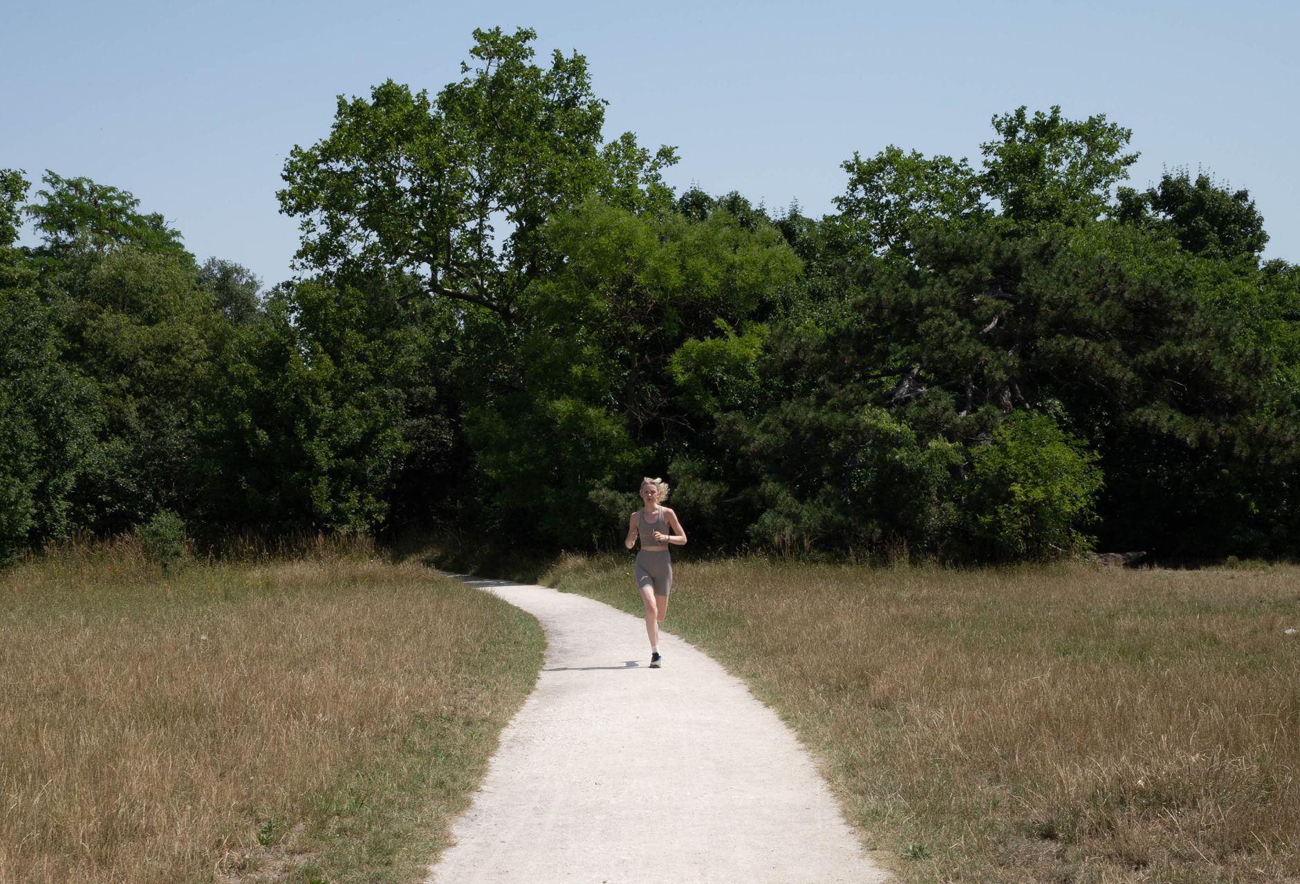 sentier forestier coureur débutant