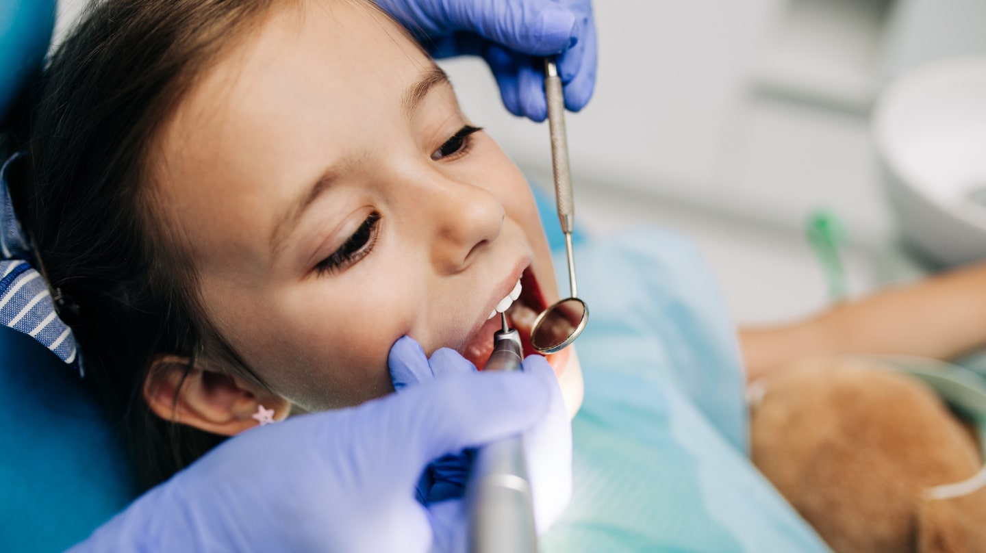 Jeune patient lors d'un rendez-vous de prévention chez le dentiste