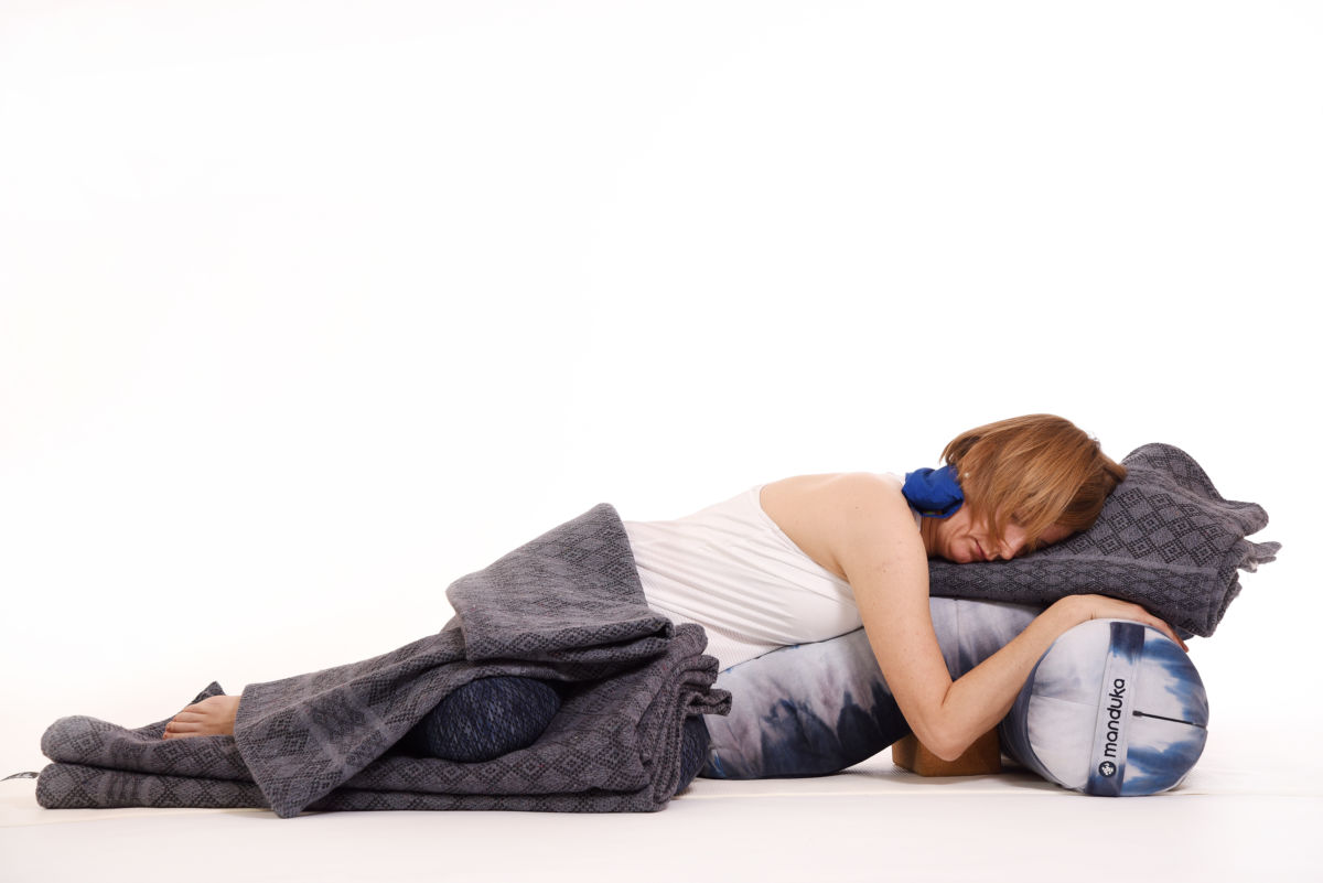 Illustration de l’article « Restorative yoga et sommeil : le rituel du soir des coureurs de sentiers »
